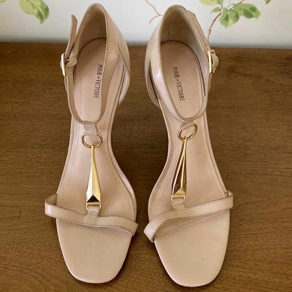Pour La Victoire Sandals Taupe with Gold Accent. Size 10